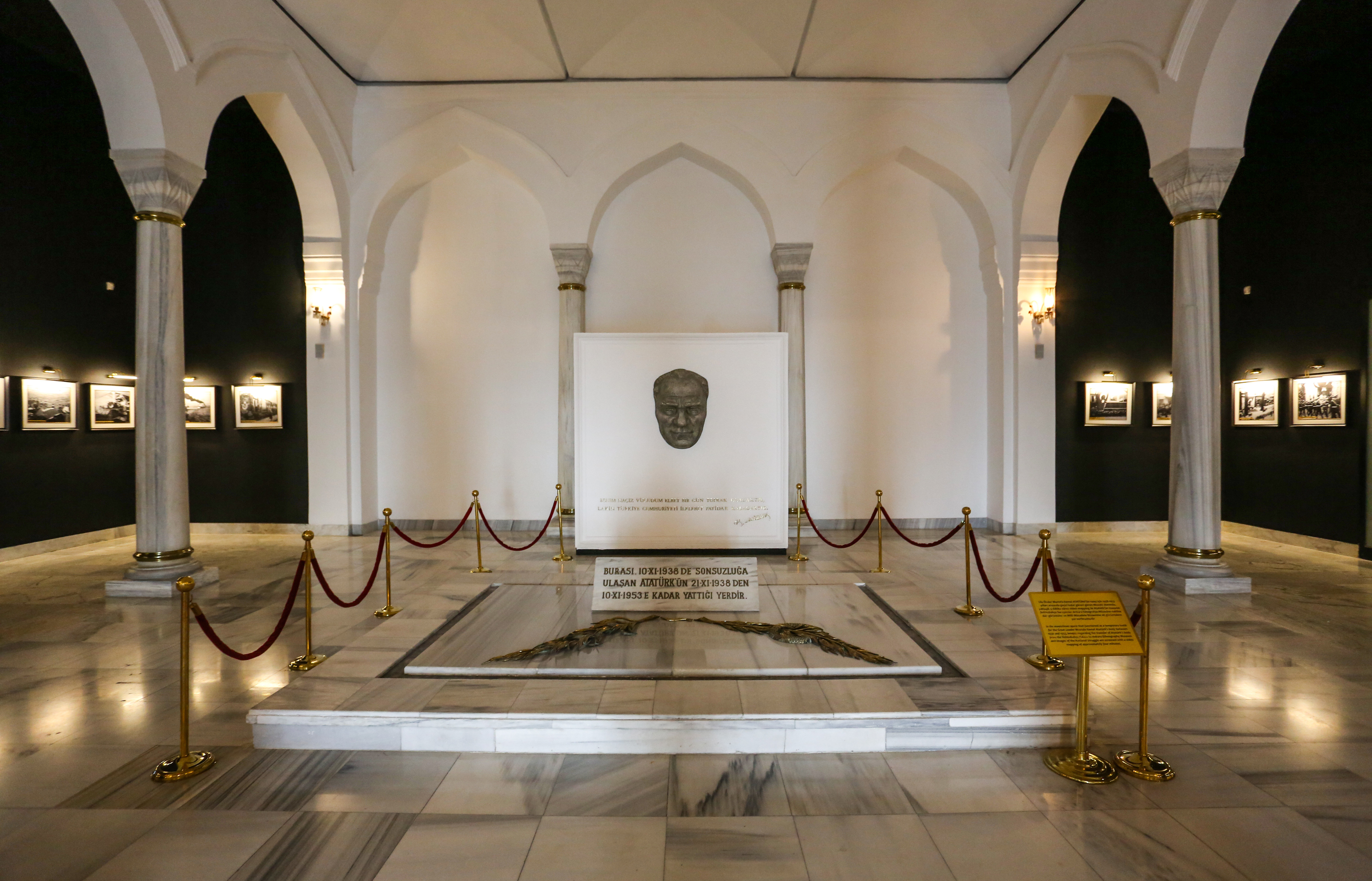 On ayrı salonda on ayrı kurguyla düzenlenen müzenin giriş kısmında Mustafa Kemal Atatürk'ün Anıtkabir'e nakledilmeden önce naaşının bekletildiği mozole bulunmaktadır.