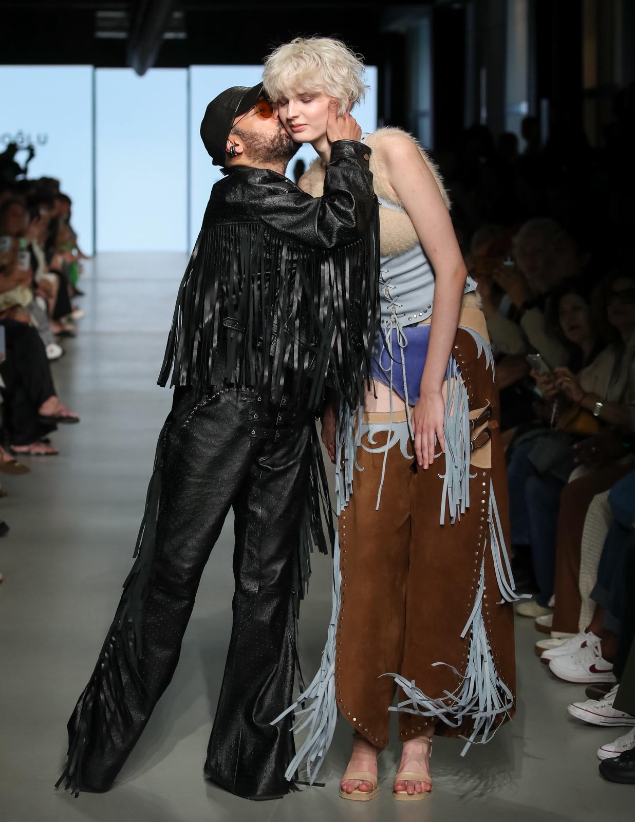 Defile (1)