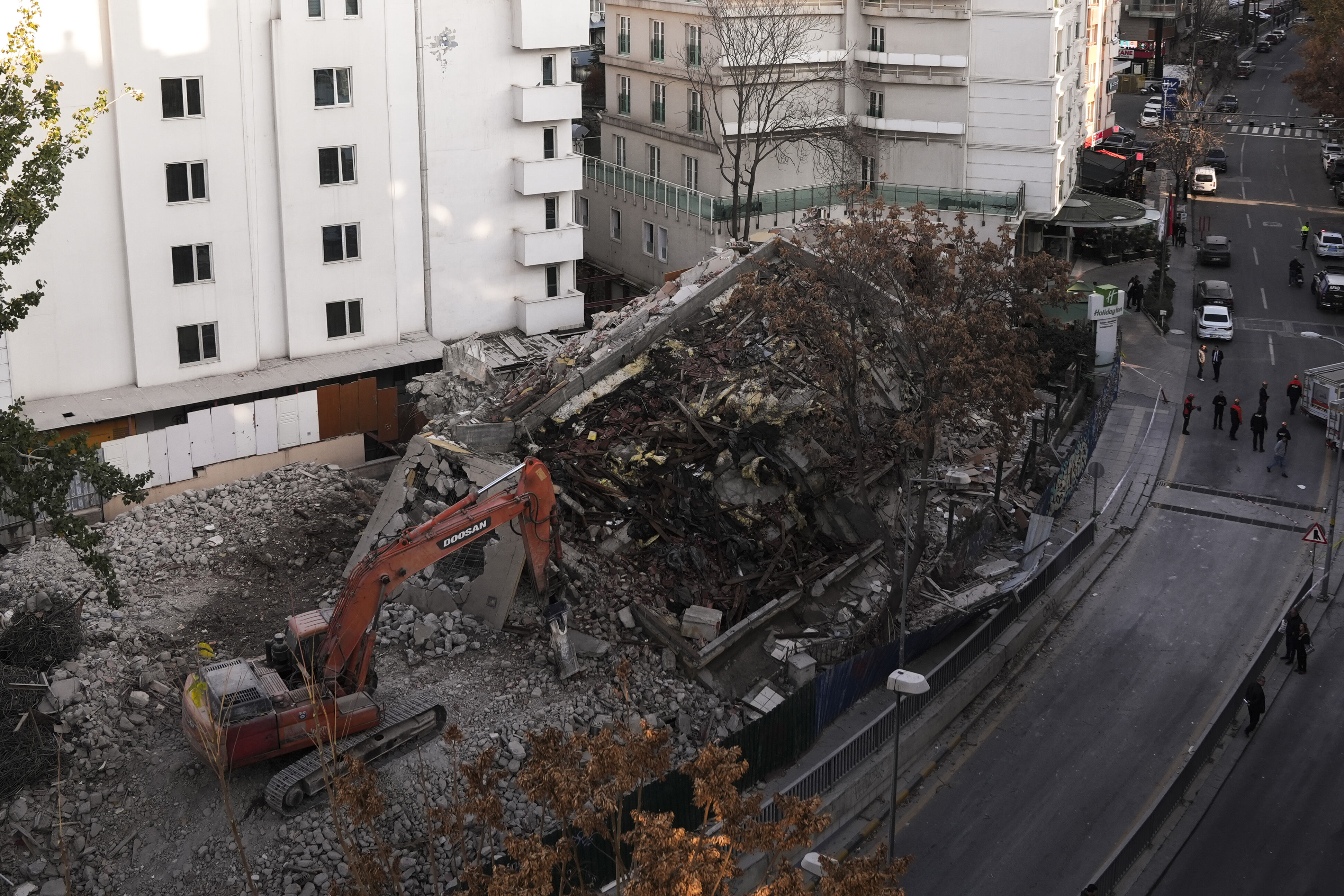 Ankara'da kontrollü yıkımı yapılan 5 katlı atıl bina çöktü