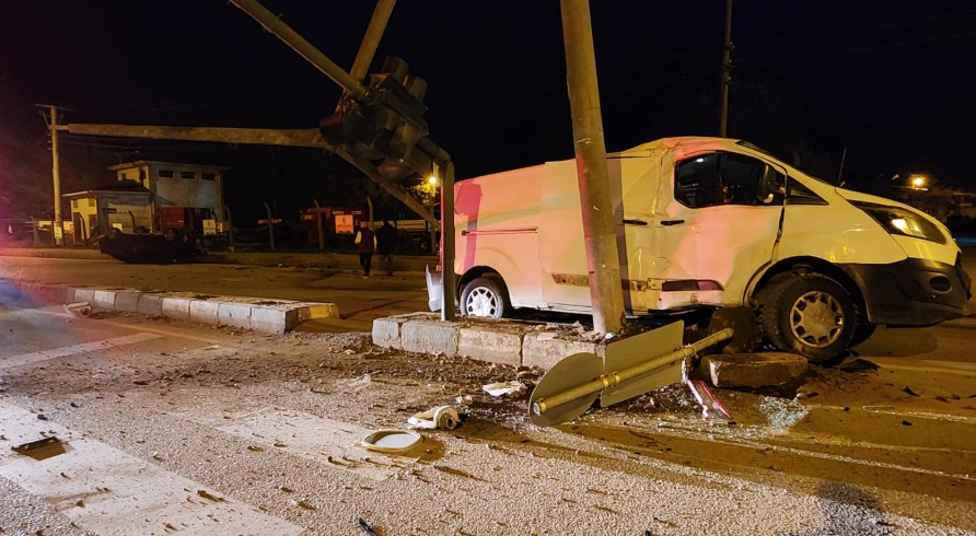 O T O M O B I L I N M I N I B U S E C A R P T I G I K A Z A K A M E R A 1018133 302065