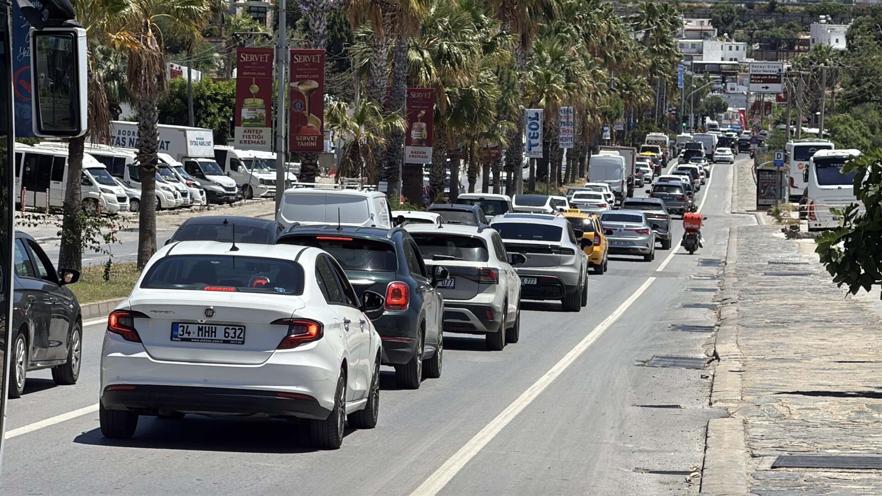 Bodrum'da tatilciler dönüyor; 12 saatte 10 binden fazla araç çıkış yaptı