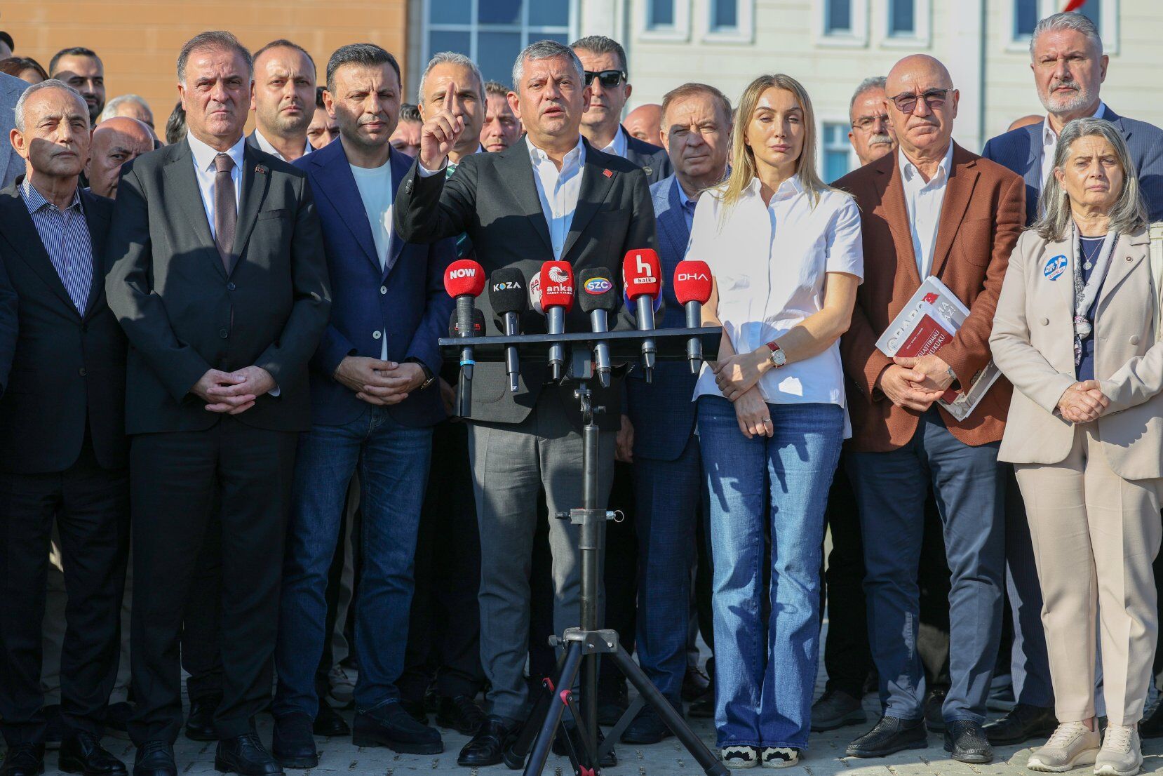 Ozgur Ozel Silivride Konustu 1402830 416771 (1)