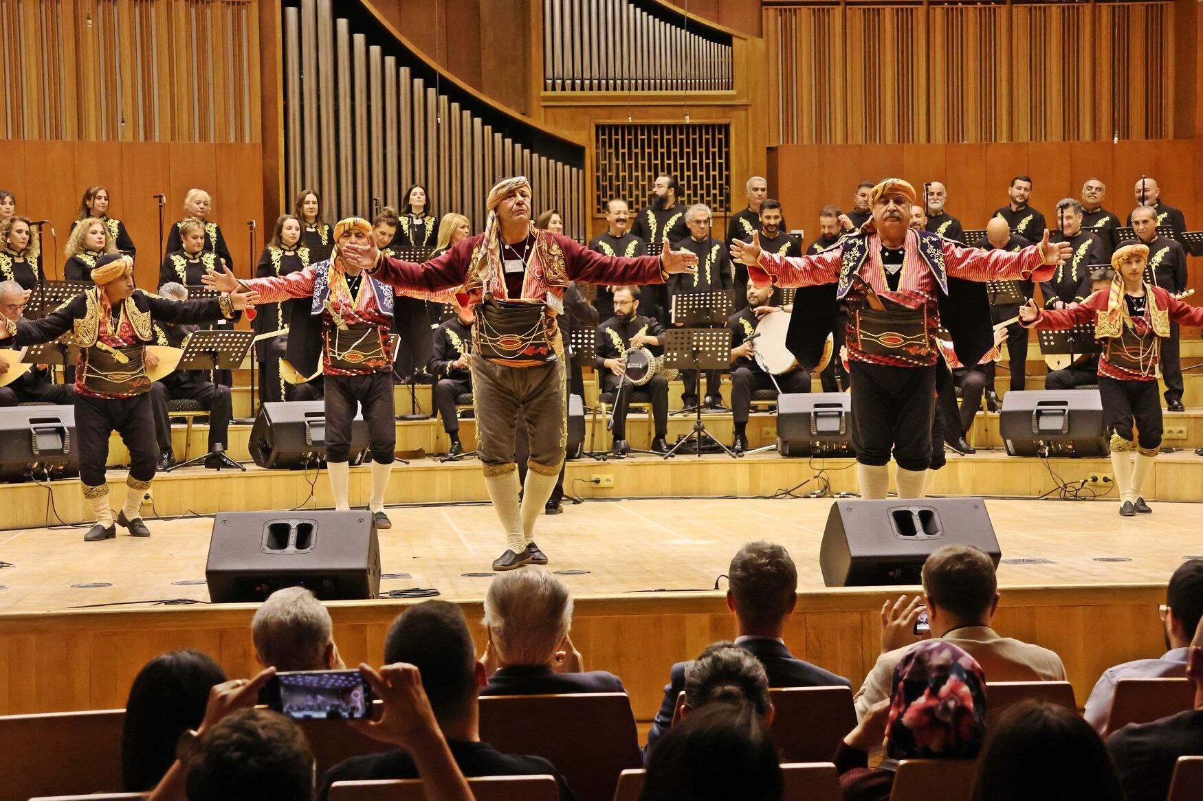 Seymen ve Bacıerenler “Eşik” sahnesinde