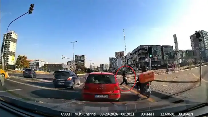 Motosikletin yayaya çarptığı kaza kamerada: 2 yaralı