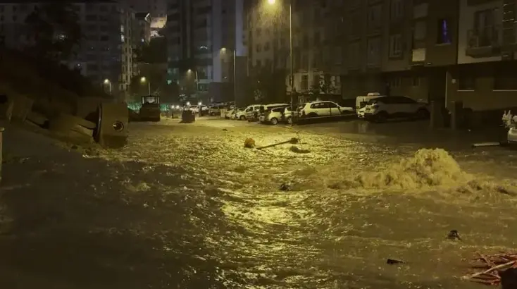 Ankara'da sağanak sonrası rögar taştı; binaların giriş ve bodrum katlarını su bastı
