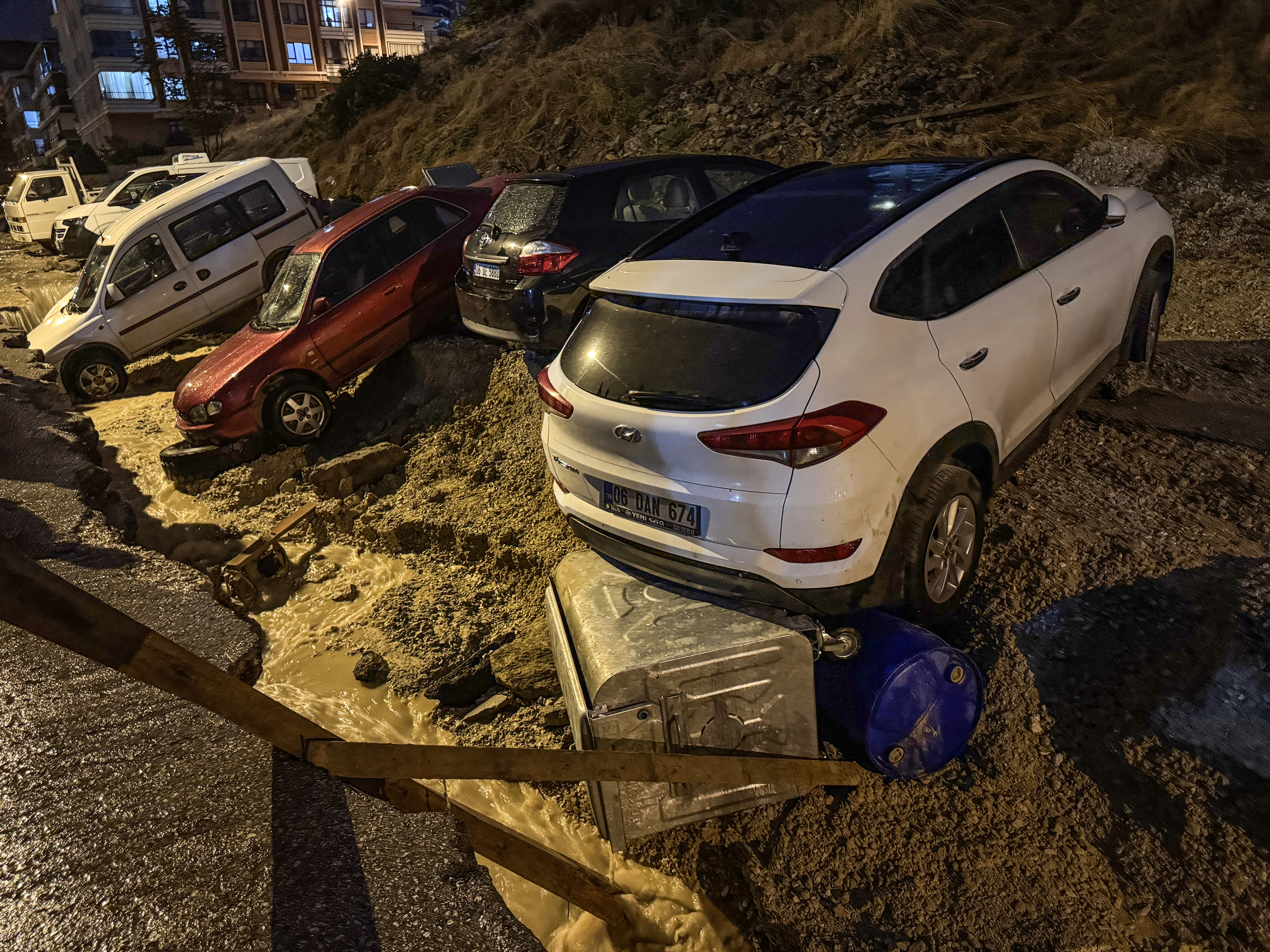 Ankara'da sel nedeniyle çöken yolda çok sayıda araç hasar gördü