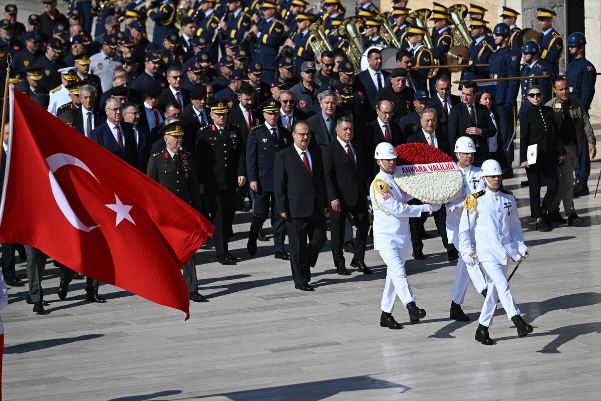 Ankara Valisi Canbolat, 19 Eylül Gaziler Günü'nde Anıtkabir'i ziyaret etti