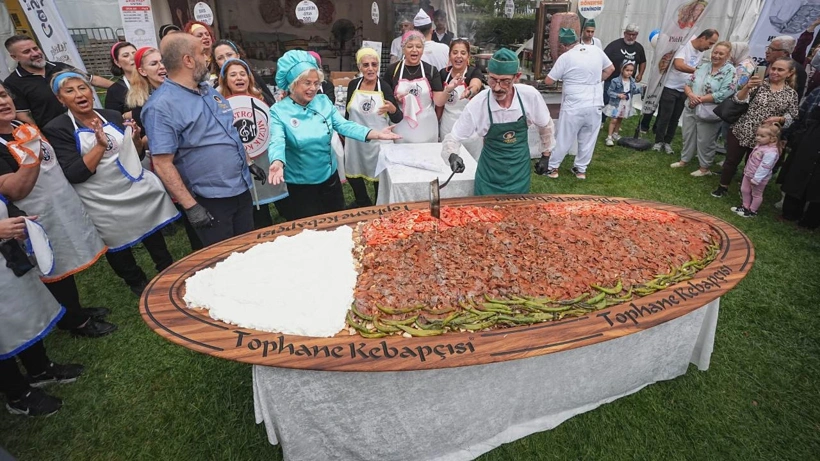 3 metrelik tepside 50 kilo İskender kebabı yemek için sıraya girdiler
