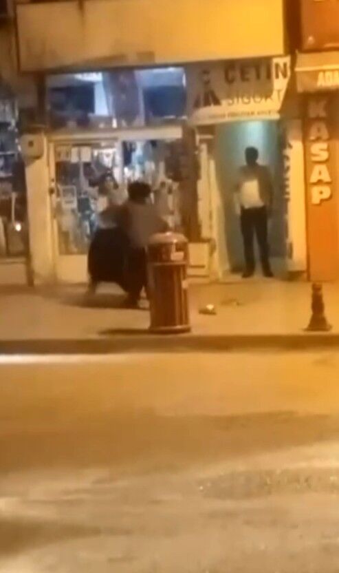 Caddede iki kadının sopalı kavgası kamerada