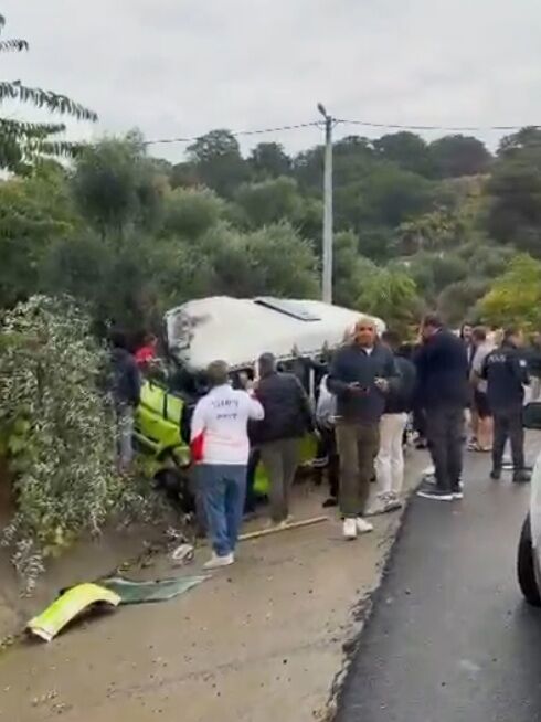 Çanakkale'de minibüs su kanalına devrildi; 1 ölü, 2 yaralı