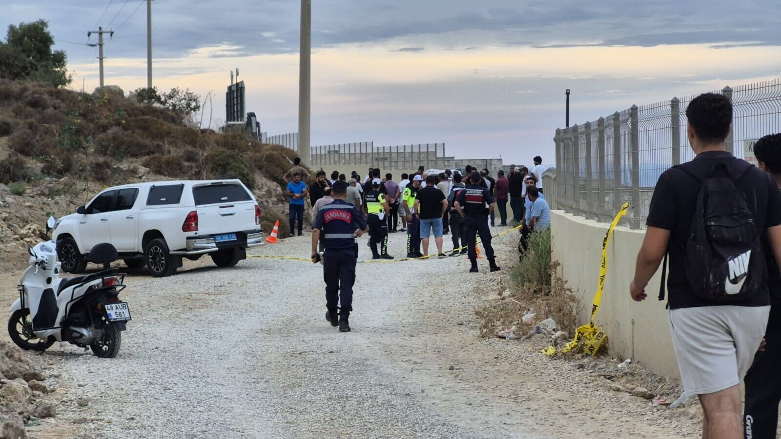 Duvara çarpan kamyonetin çocuk sürücüsü yaşamını yitirdi