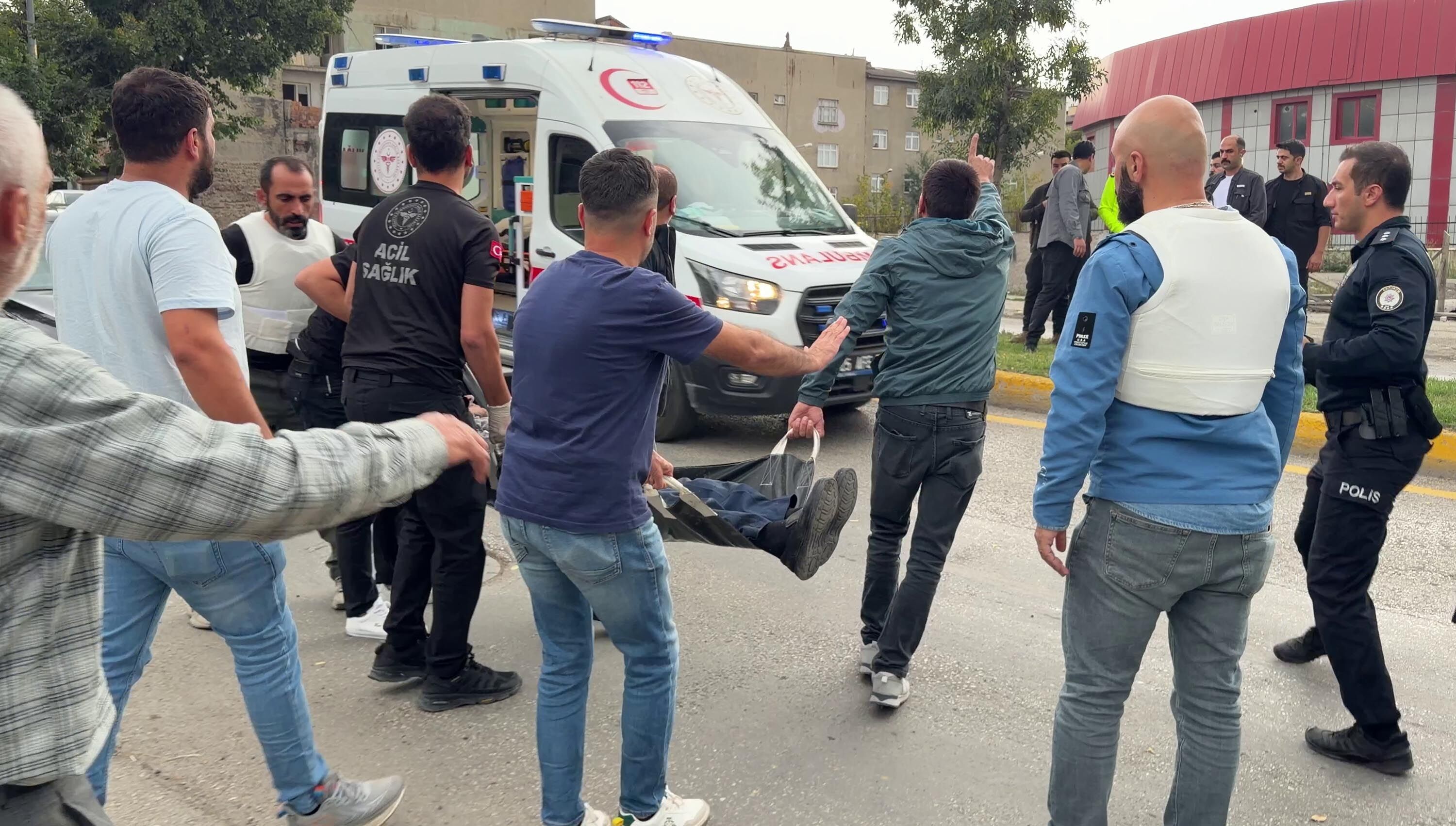 Boşanma aşamasındaki çiftin yakınları arasında silahlı çatışma: 1’i polis 12 yaralı