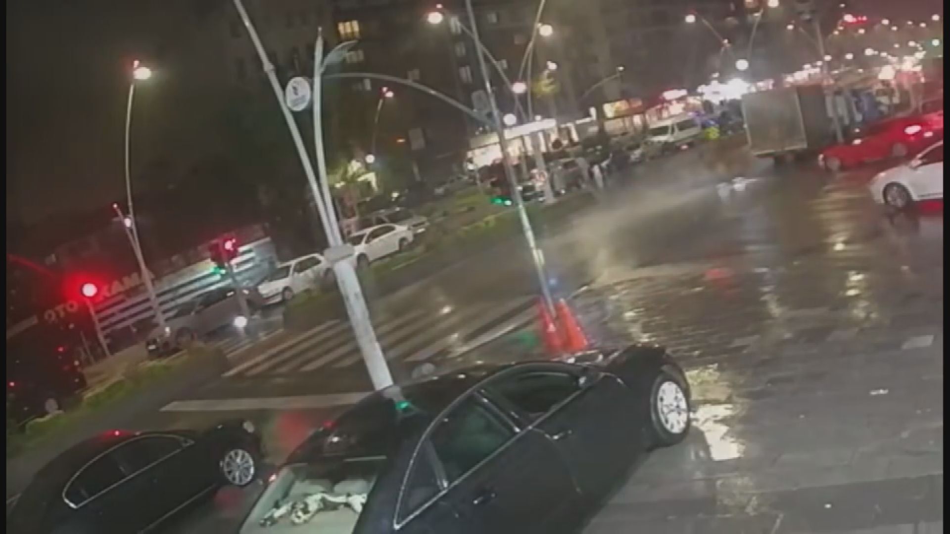 Kayganlaşan yolda sürüklenen motosikletin kamyona çarptığı kaza kamerada