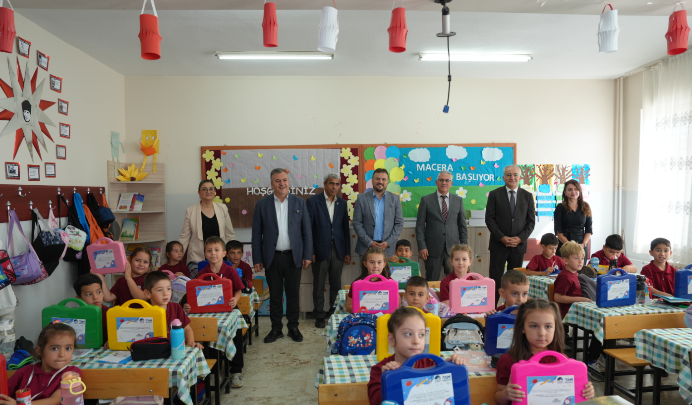 Çubuk Belediyesinden öğrencilere kırtasiye desteği