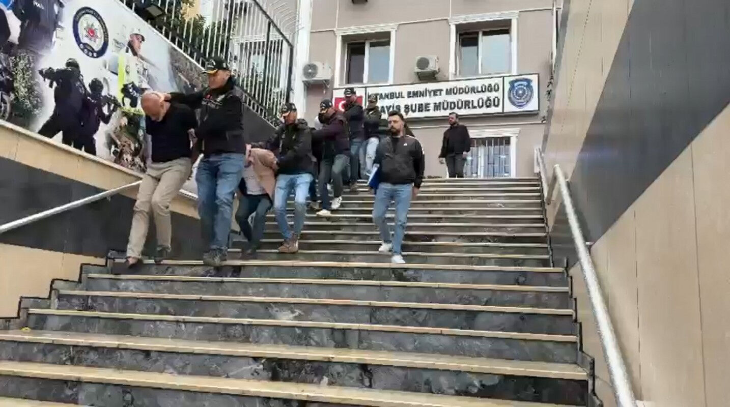 'Masöz aranıyor' ilanına başvuran kadınları fuhuşa yönlendiren 15 şüpheli yakalandı