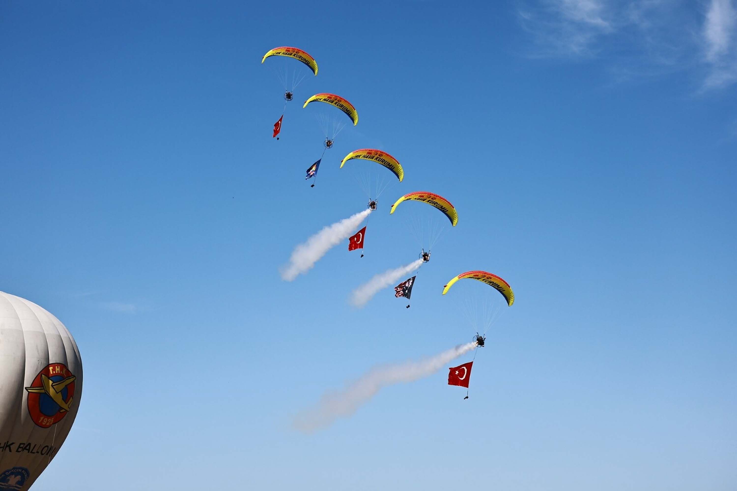 İzmir'deki havacılık festivalinde gökyüzünde Türk bayrağı ve Atatürk posteri açıldı
