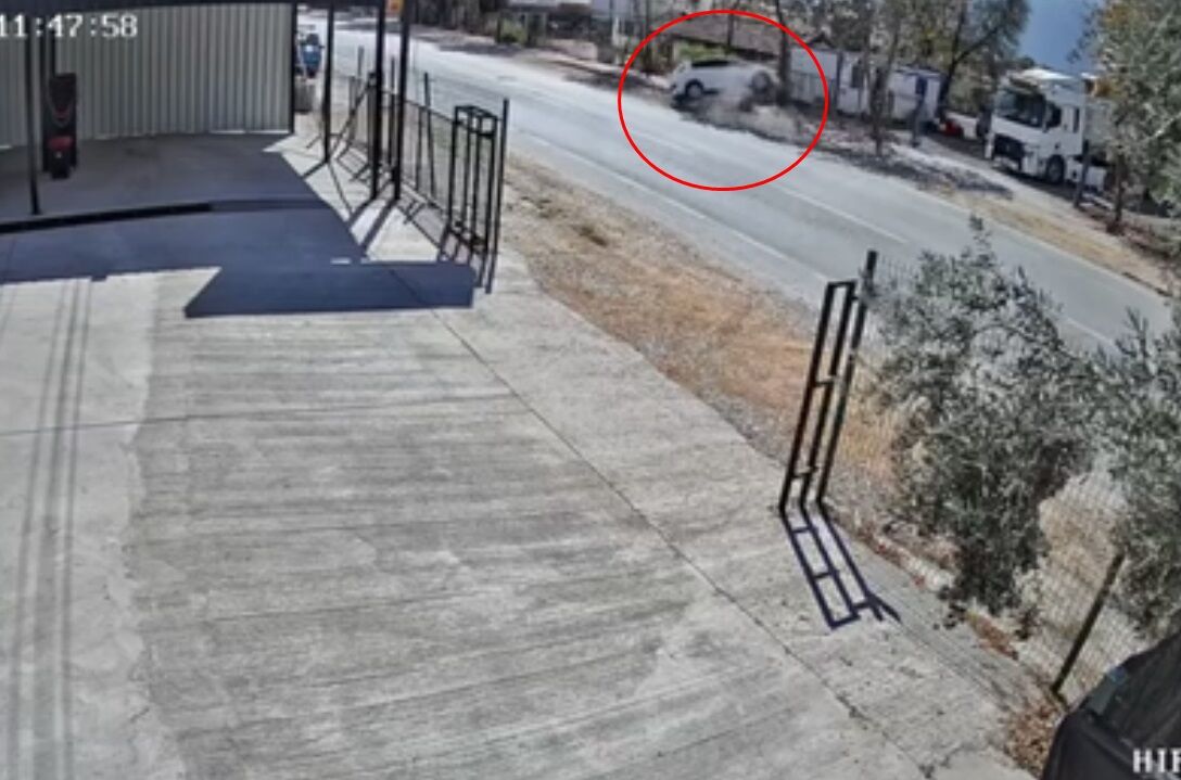 Kaldırıma çarpıp ters dönen otomobildeki baba oğul yaralandı