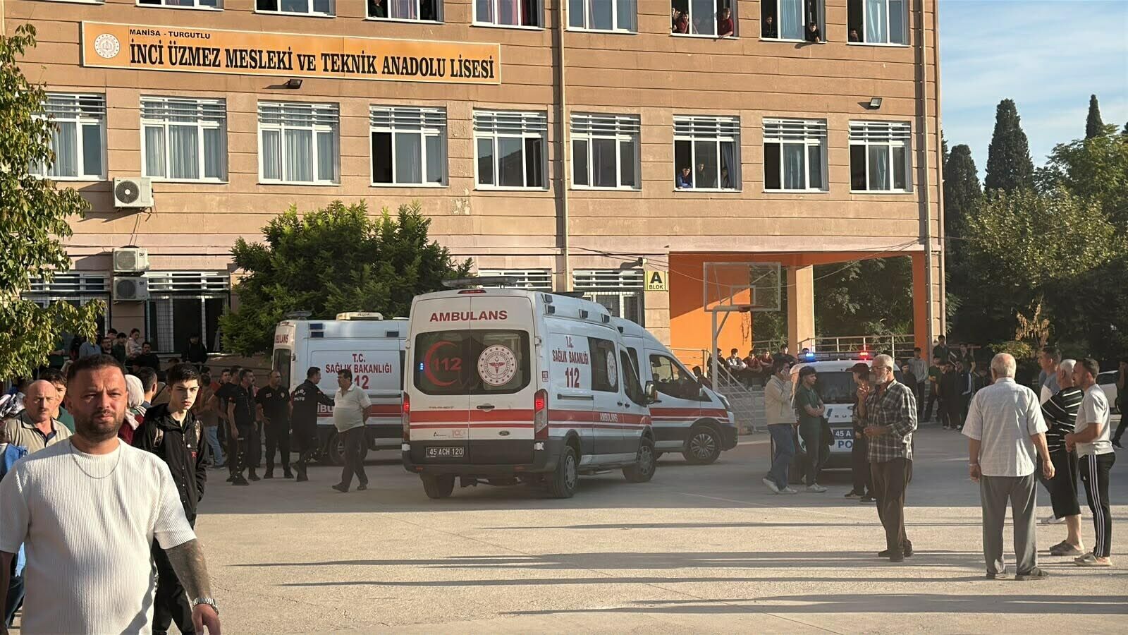Manisa'da okul yakınında silahla ateş açıldı, şüpheli gözaltına alındı