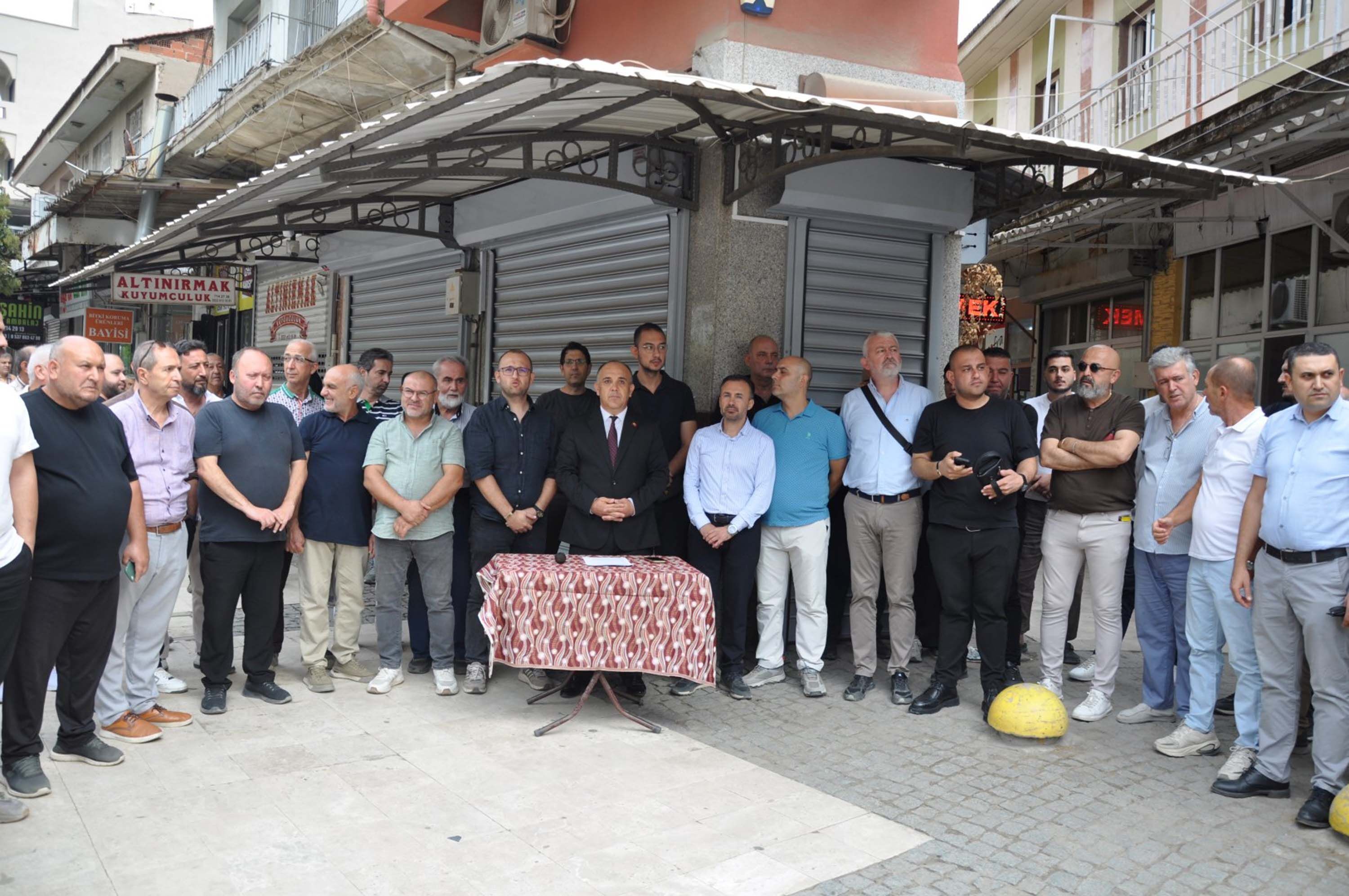 Manisa'da silahlı soygun girişimi sonrası kuyumcu esnafı kepenk indirdi