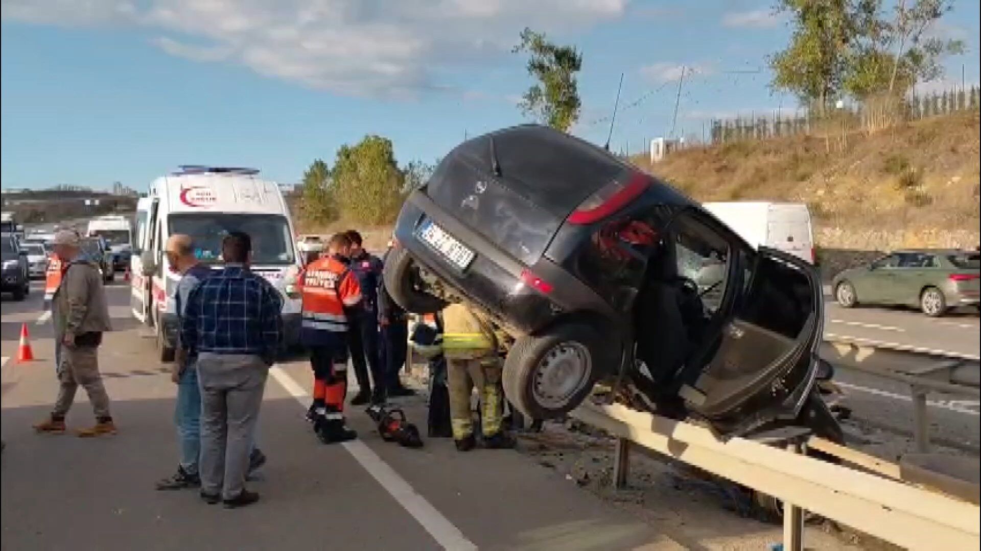 Sancaktepe'de bariyere çarpan otomobilin sürücüsü yaralandı