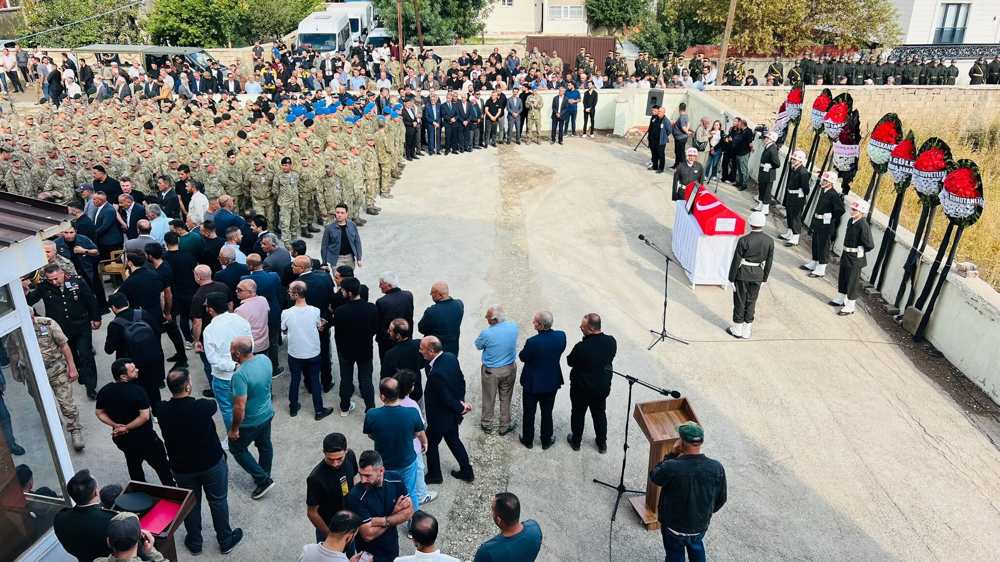 Şehit er memleketi Hakkari'de toprağa verildi
