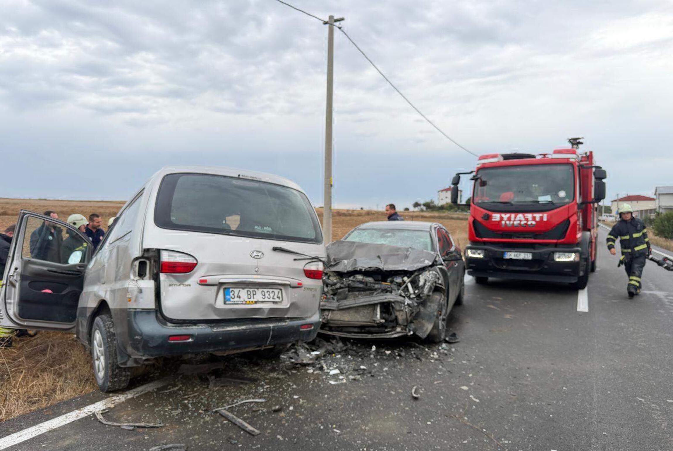 Otomobille minibüs çarpıştı: 2'si çocuk, 6 yaralı