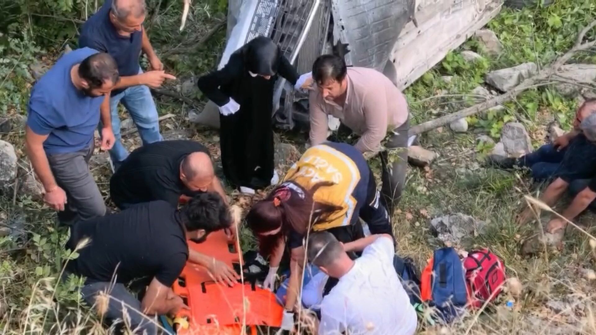 Hafif ticari araç çay kenarına devrildi: 2’si ağır, 5 yaralı