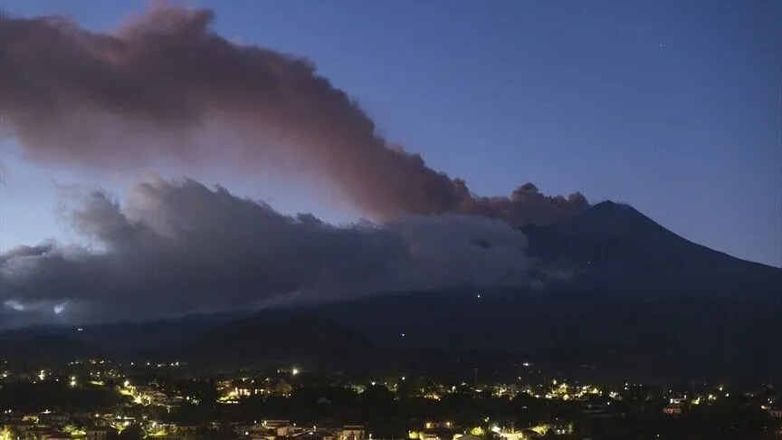 Etna Yanardağı'nın kül püskürtmesi, Katanya Havalimanı'nda uçuşların durdurulmasına neden oldu