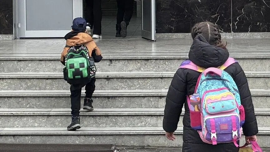 Ağır okul çantaları çocuklarda duruş bozukluğuna yol açabilir