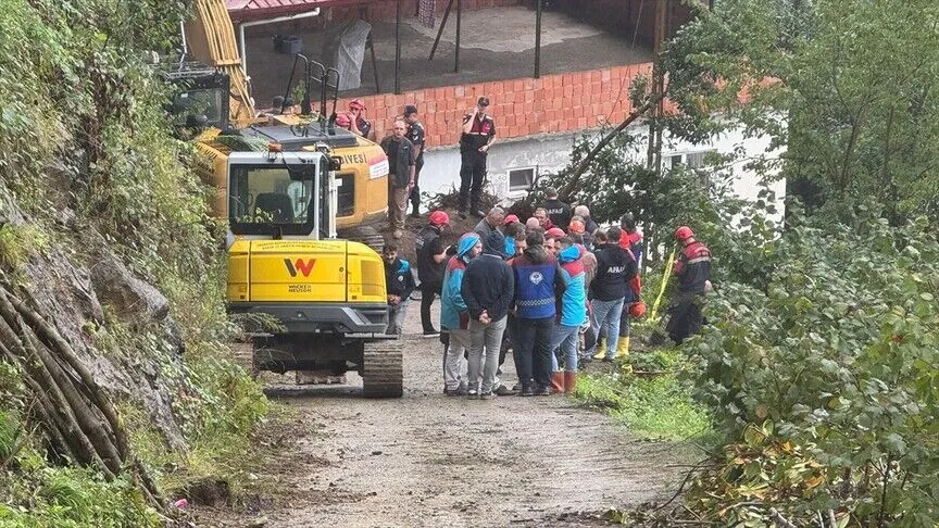 Trabzon'da heyelanda toprak altında kalan kişi hayatını kaybetti