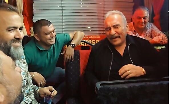 Ümit Besen, konserine nostaljik minibüsle gitti