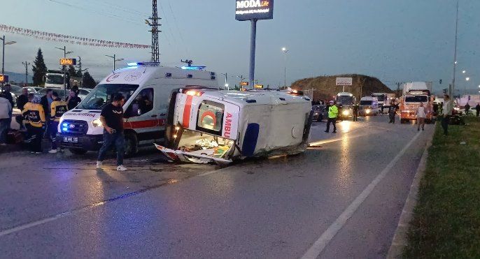 Çorum'da ambulans ile otomobil çarpıştı: LPG tankı yola savruldu