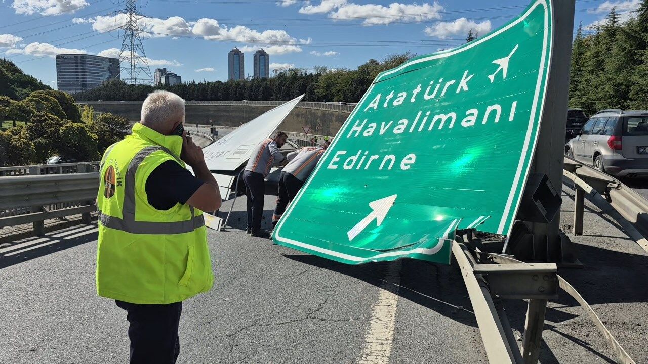 Damperi açık hafriyat kamyonu yön tabelalarına çarptı