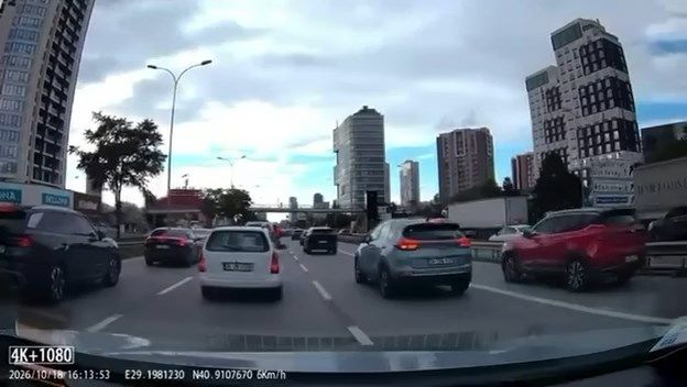 Kartal’da emniyet şeridine girmek için otomobilin plakasını söktüler