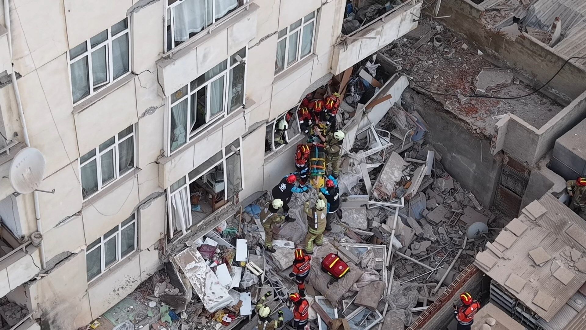 Maltepe 7 katlı binada çökme;1 kişinin cansız bedenine ulaşıldı