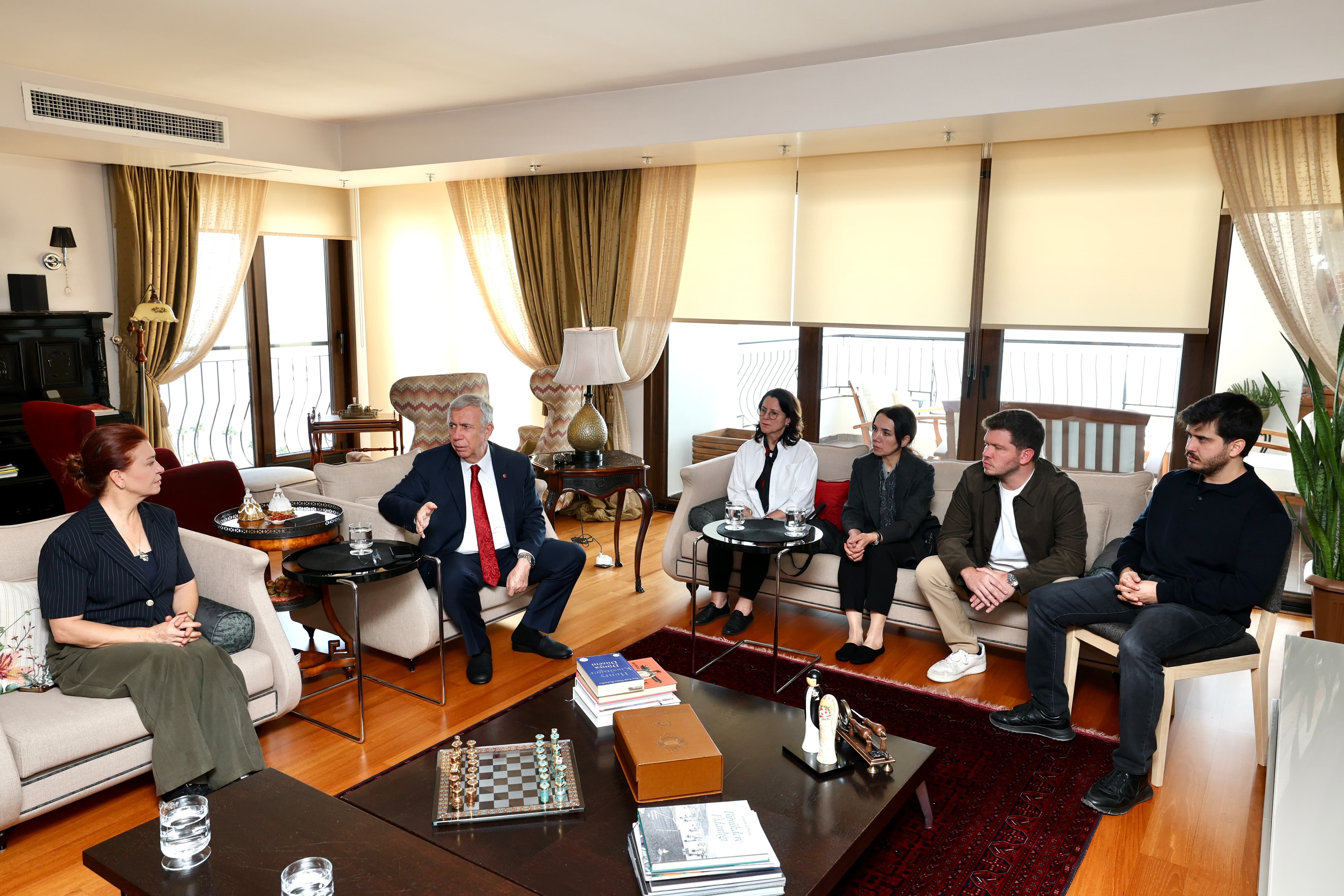 Mansur Yavaş, Vahap Seçer'in ailesini ziyaret etti