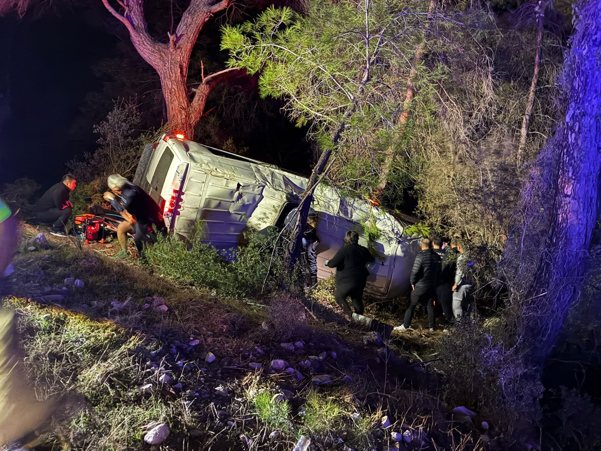 Minibüs şarampole devrildi: 15 yaralı