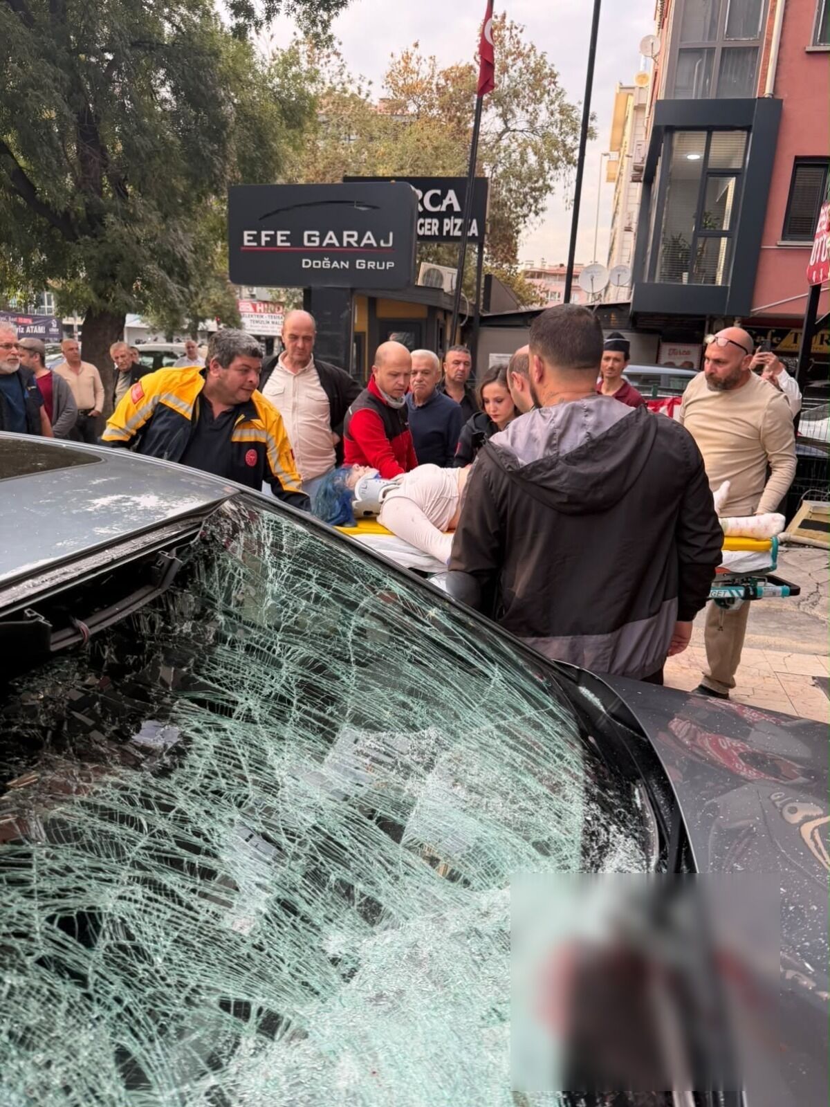 Otelin 6'ncı katından otomobilin üzerine düşen kadın ağır yaralandı