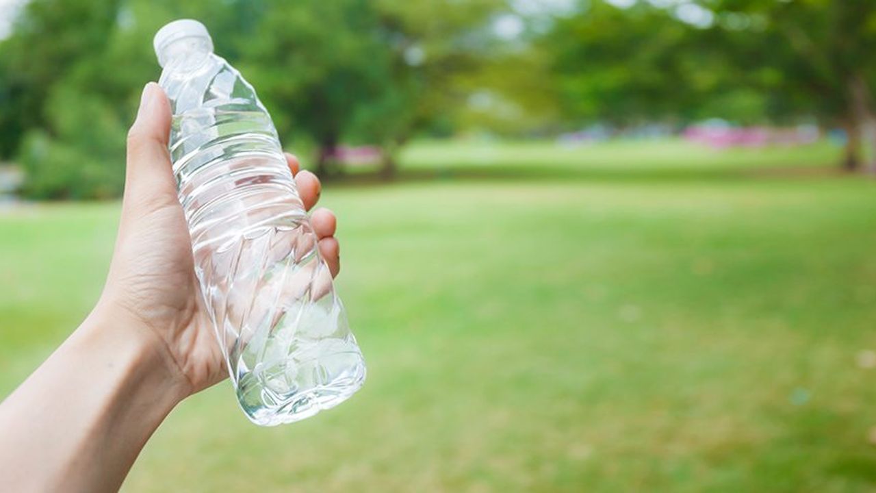 İstanbul'da yarım litrelik pet şişe su fiyatına yüzde 100 zam: Artık 10 liradan satılacak