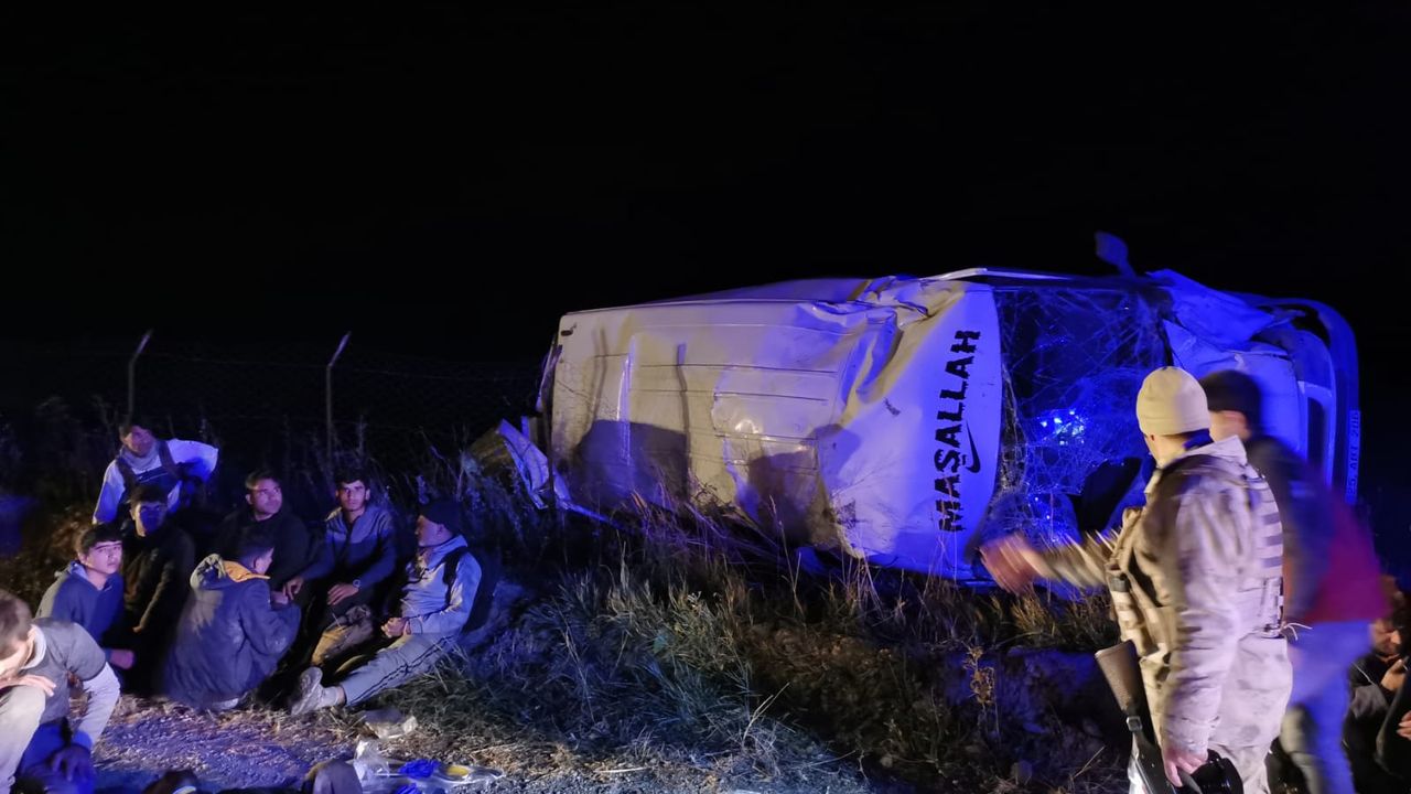 24 kaçak göçmenin taşındığı minibüs şarampole devrildi; sürücü ve 4'ü kaçtı, 20 yaralı