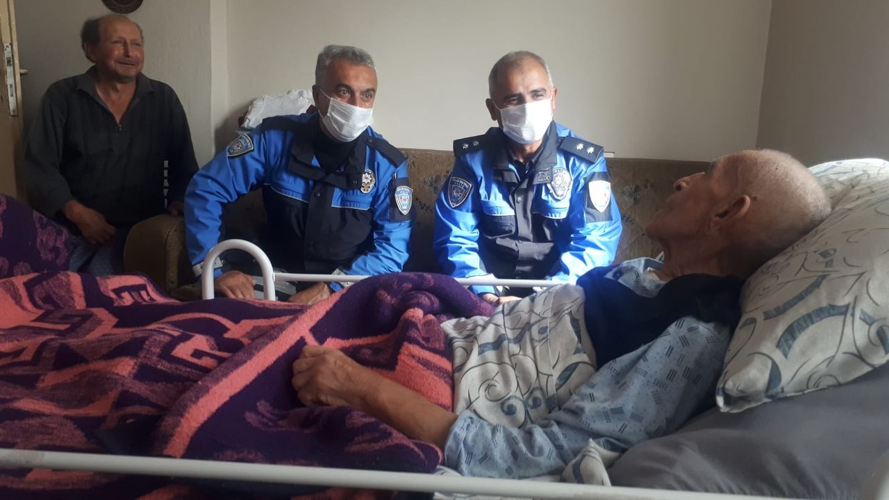 Eskişehir'de polis ekipleri 104 yaşındaki kişiyi evinde ziyaret etti