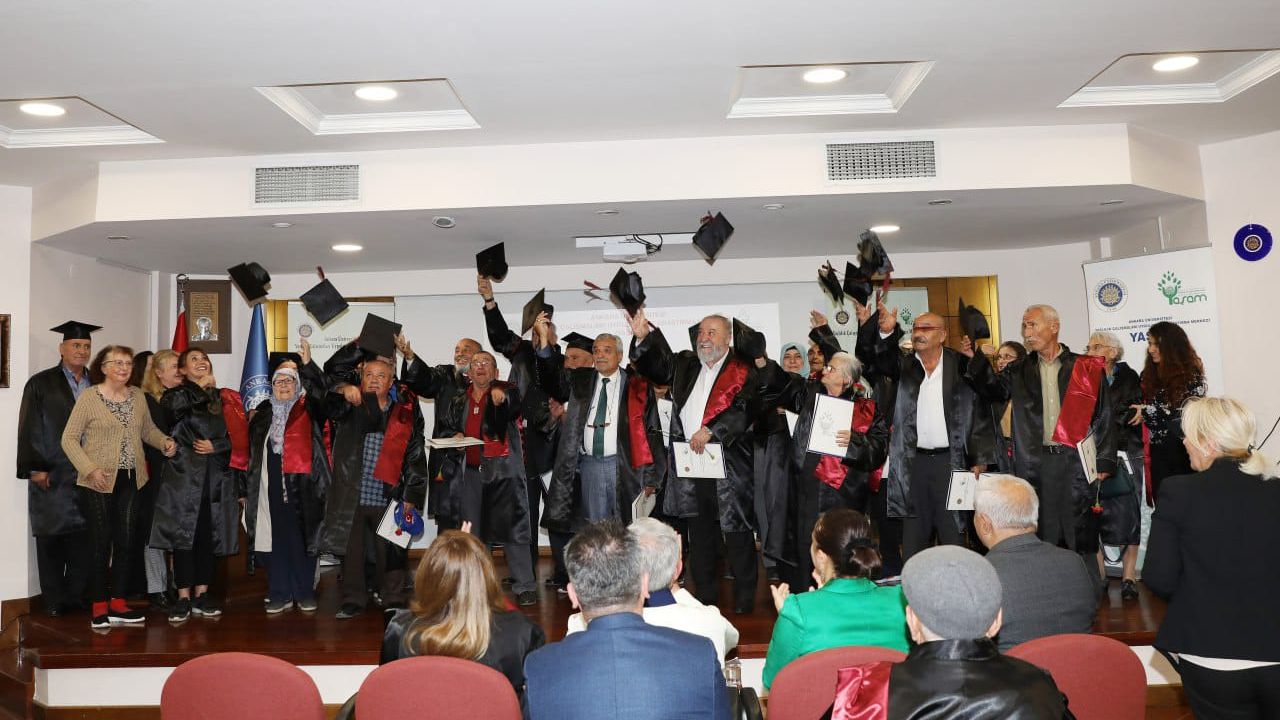 Ankara Üniversitesi "50+Hayat Okulu"nda mezuniyet sevinci
