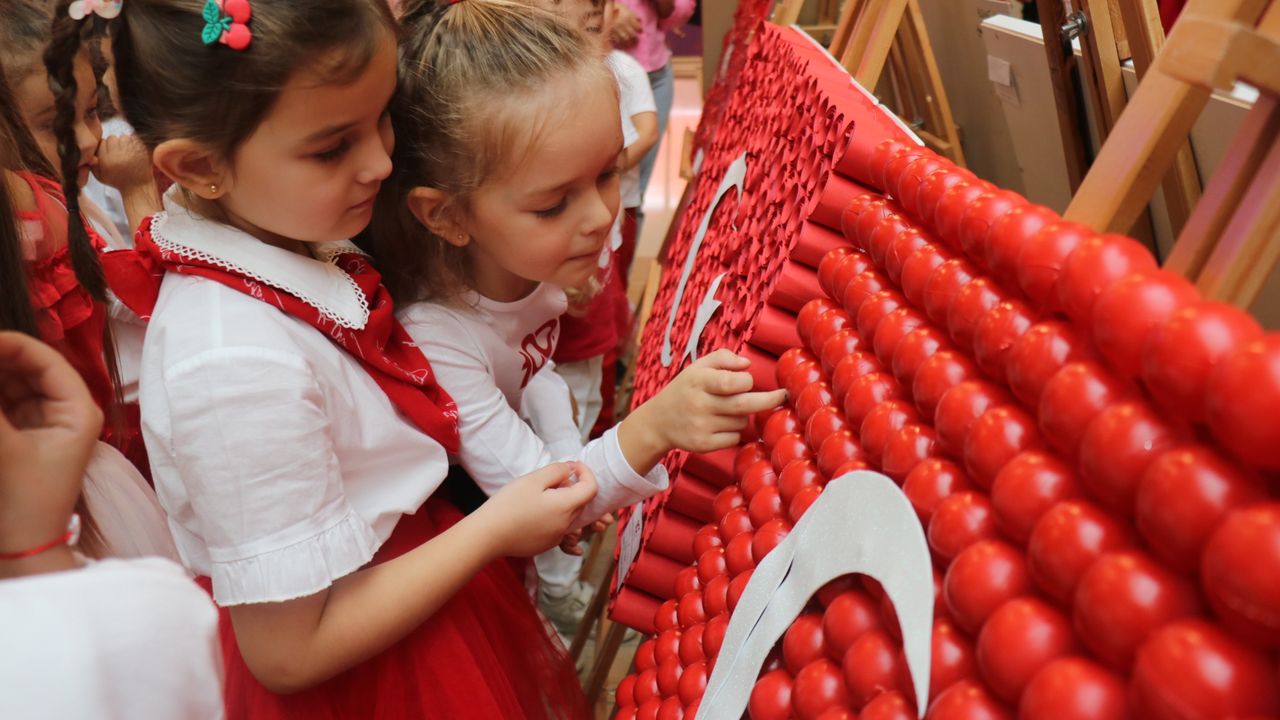 Anaokulu öğrencilerinden, geri dönüşüm malzemeleriyle 100 Türk bayrağı