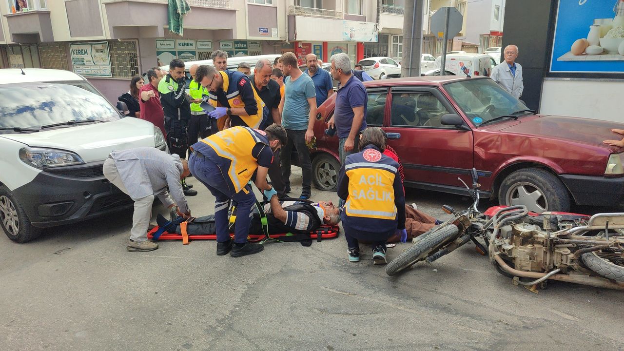 Bursa'da, hafif ticari araçla çarpışan motosikletteki dede- torun yaralandı