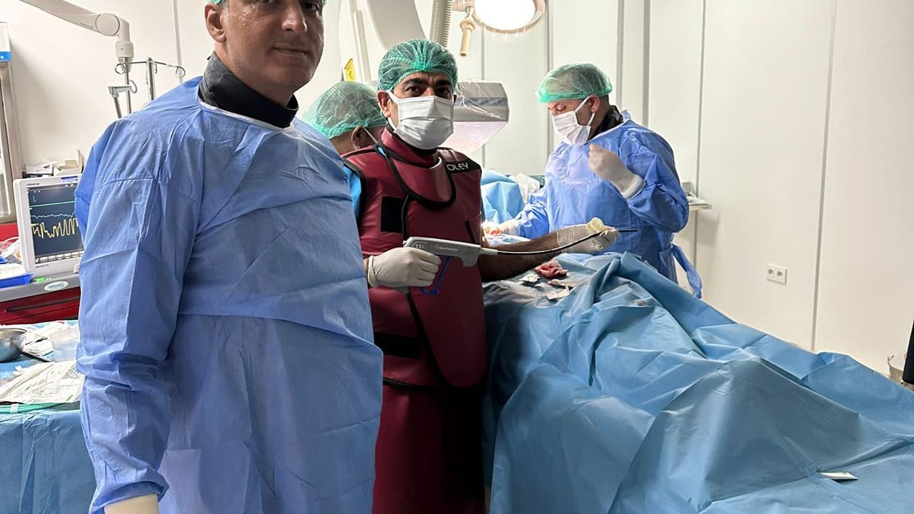 Hastanın şok veren kırık kalp pili kablosu ameliyatla çıkarıldı