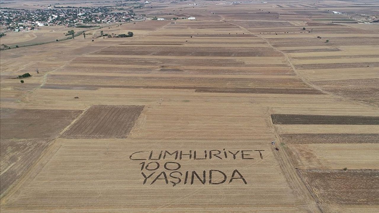 Kırklarelili çiftçiler tarlaya "Cumhuriyet 100 yaşında" yazdı