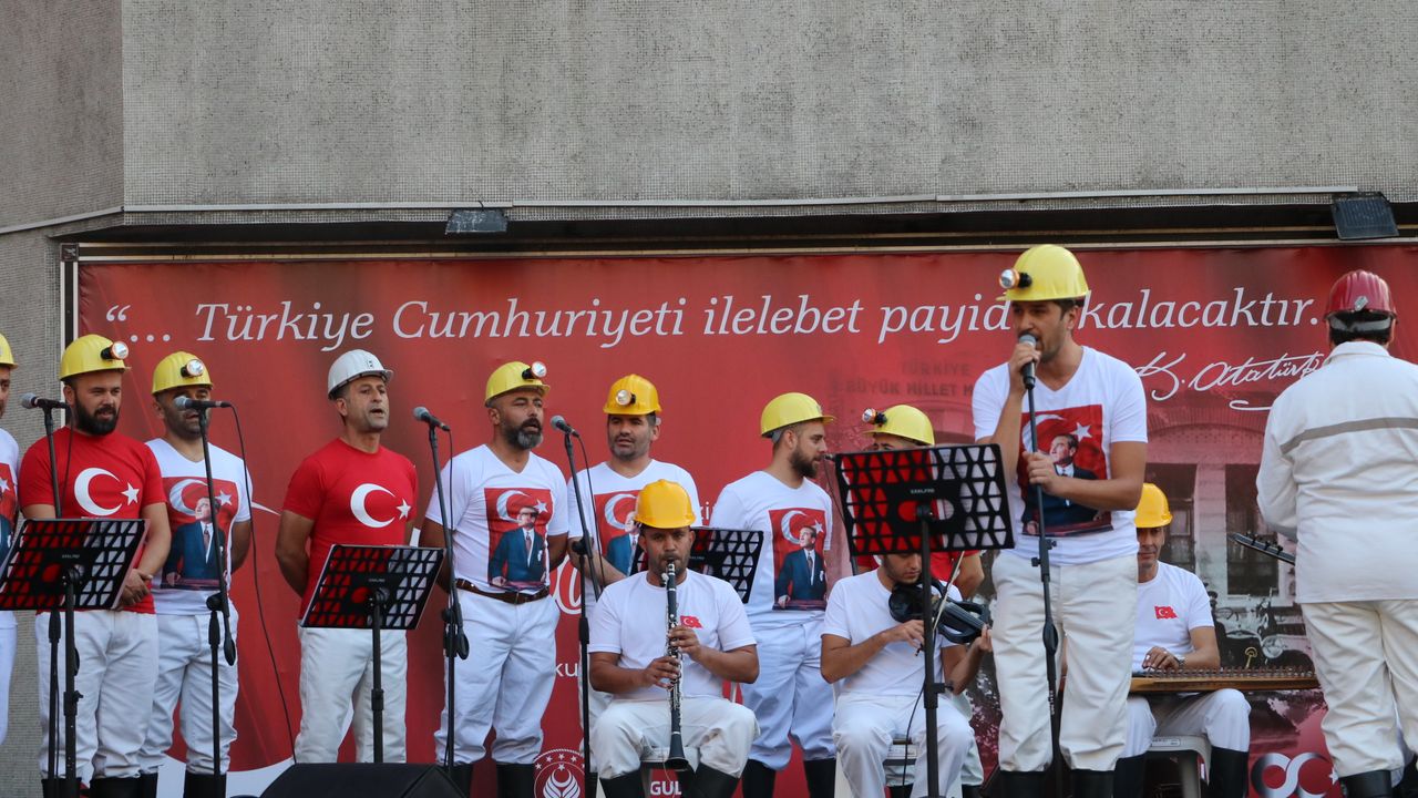 Zonguldak'ta madenciler, Cumhuriyet için sahnede