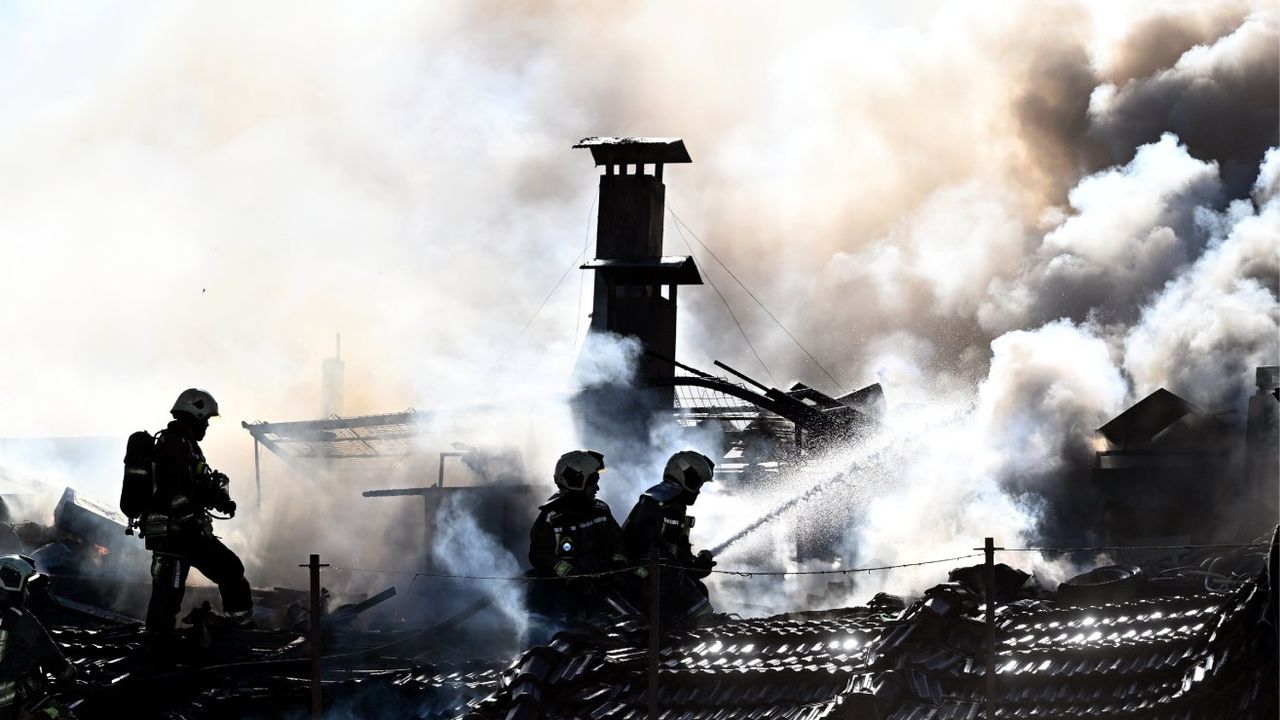 Başkentte 7 katlı binanın çatısında çıkan yangın 9 saatlik çalışma sonunda söndürüldü
