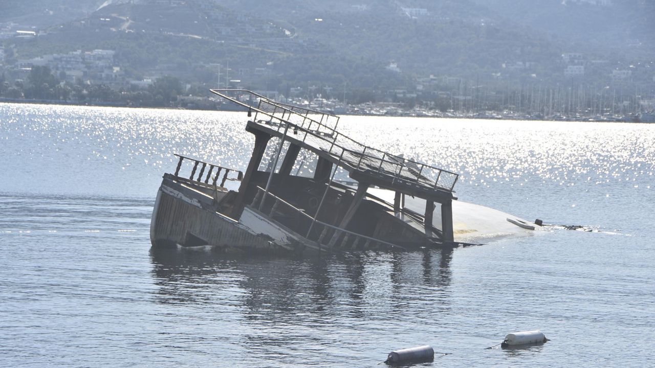 Bodrum'da 15 metrelik ahşap tekne battı