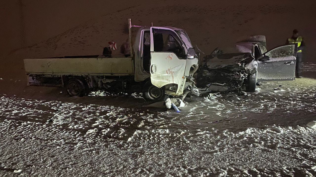 Bingöl’de kamyonetle otomobil çarpıştı: 1 ölü, 6 yaralı